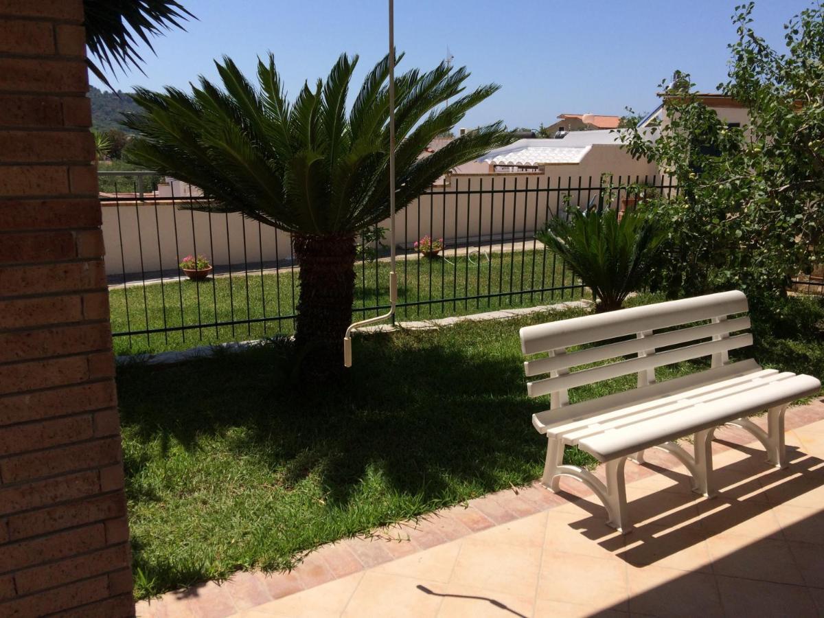 Casa Vacanze La Tuia 카스텔라바테 외부 사진